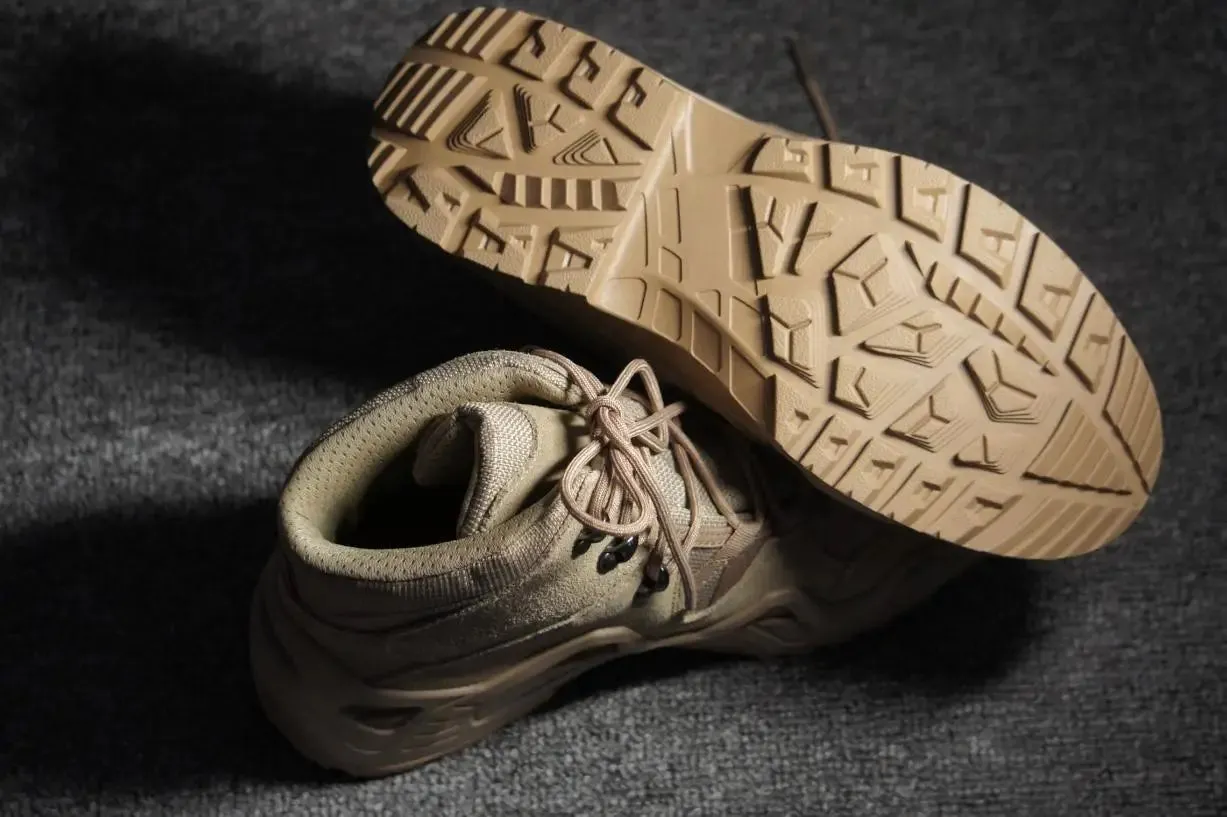 Chaussure de marche militaires