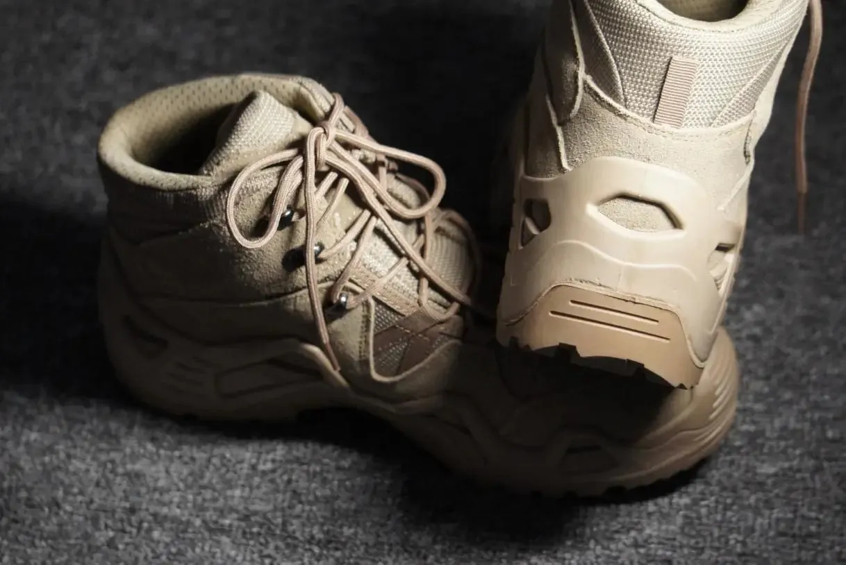 Chaussure de marche militaires