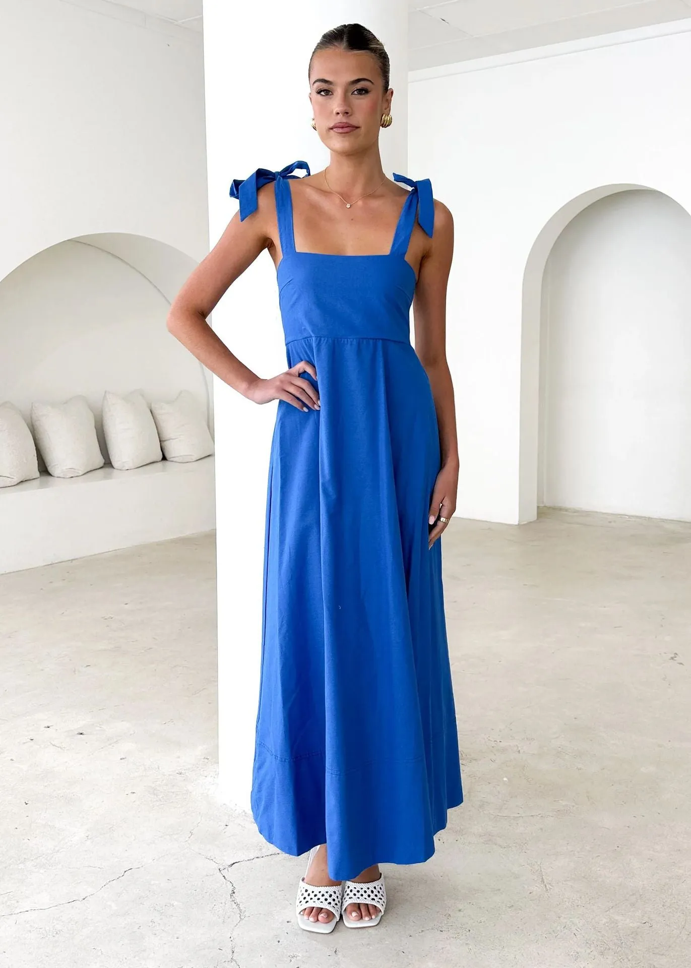Elegant Bow-Strap A-Line Midi Dress with Flowing Silhouette