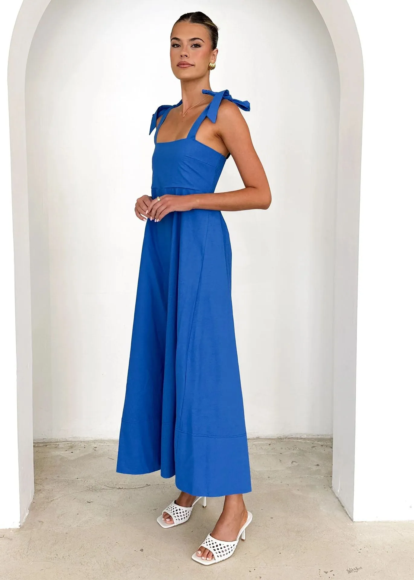 Elegant Bow-Strap A-Line Midi Dress with Flowing Silhouette