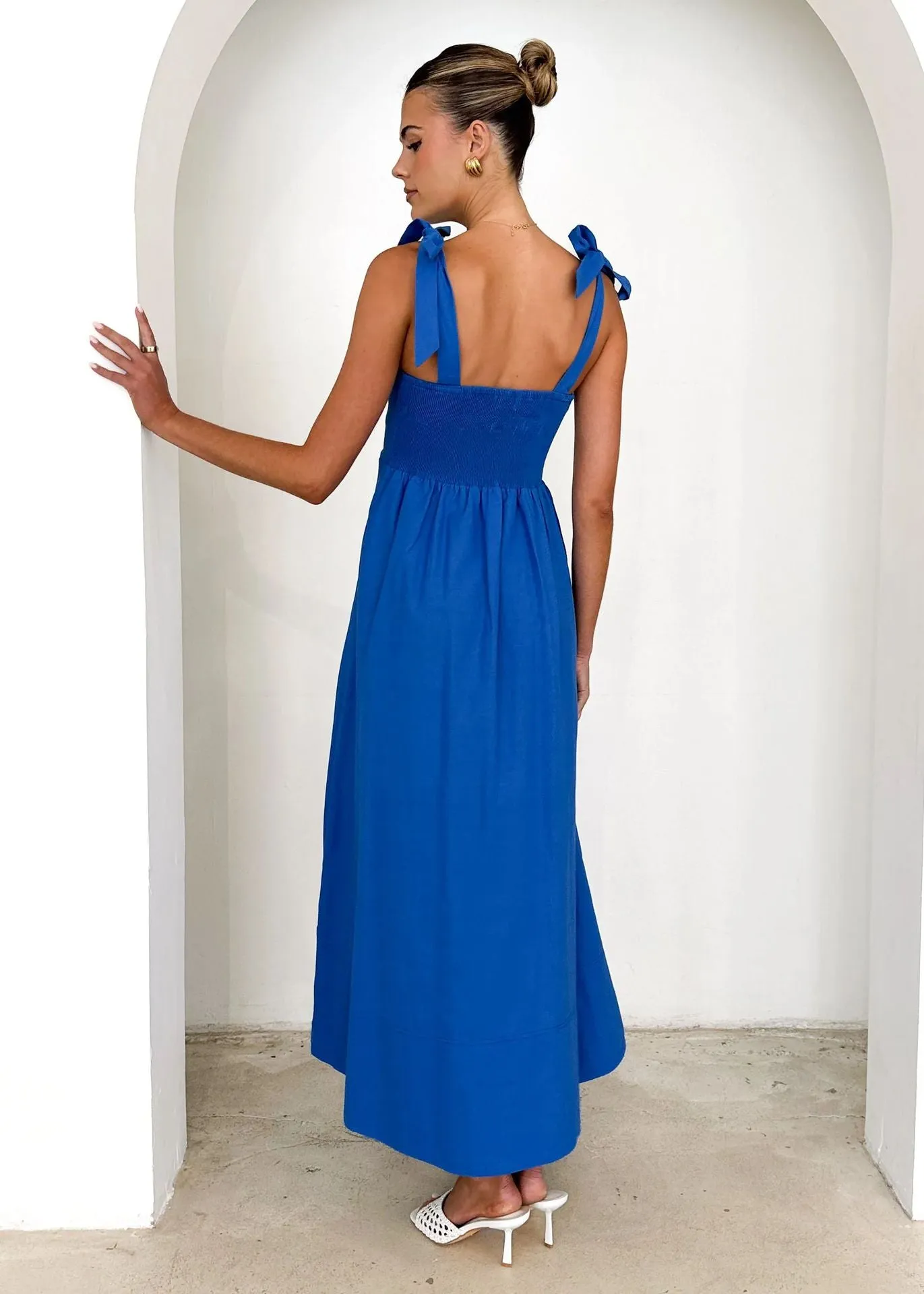 Elegant Bow-Strap A-Line Midi Dress with Flowing Silhouette