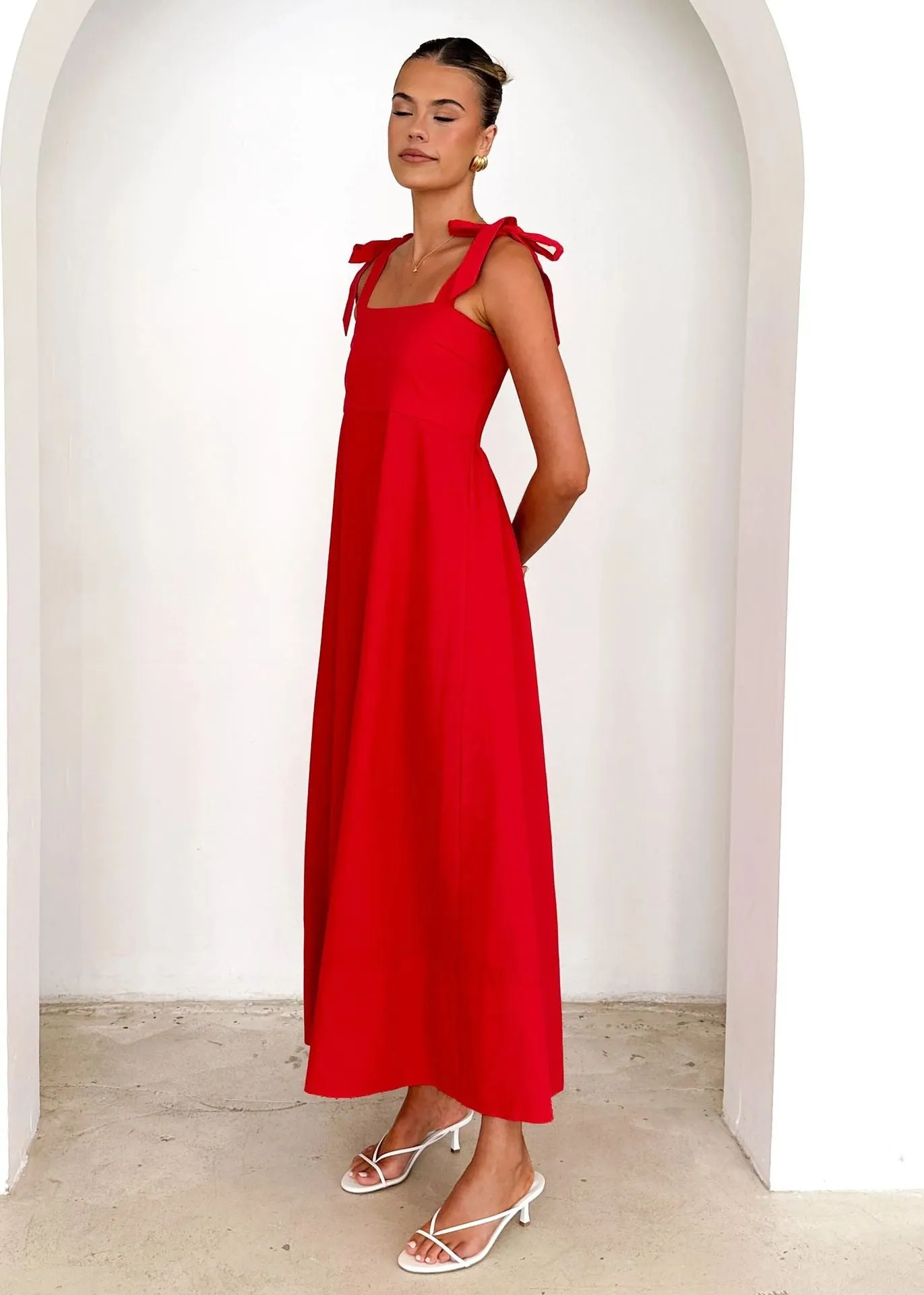 Elegant Bow-Strap A-Line Midi Dress with Flowing Silhouette