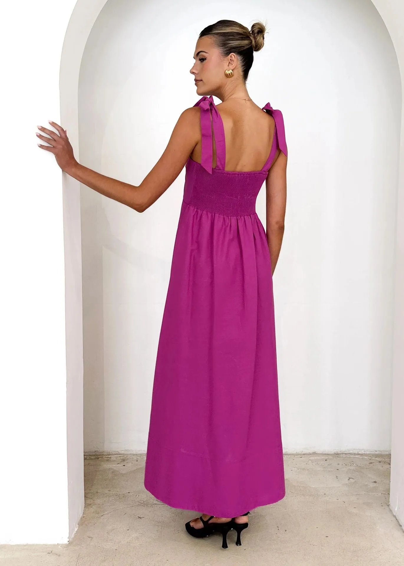 Elegant Bow-Strap A-Line Midi Dress with Flowing Silhouette