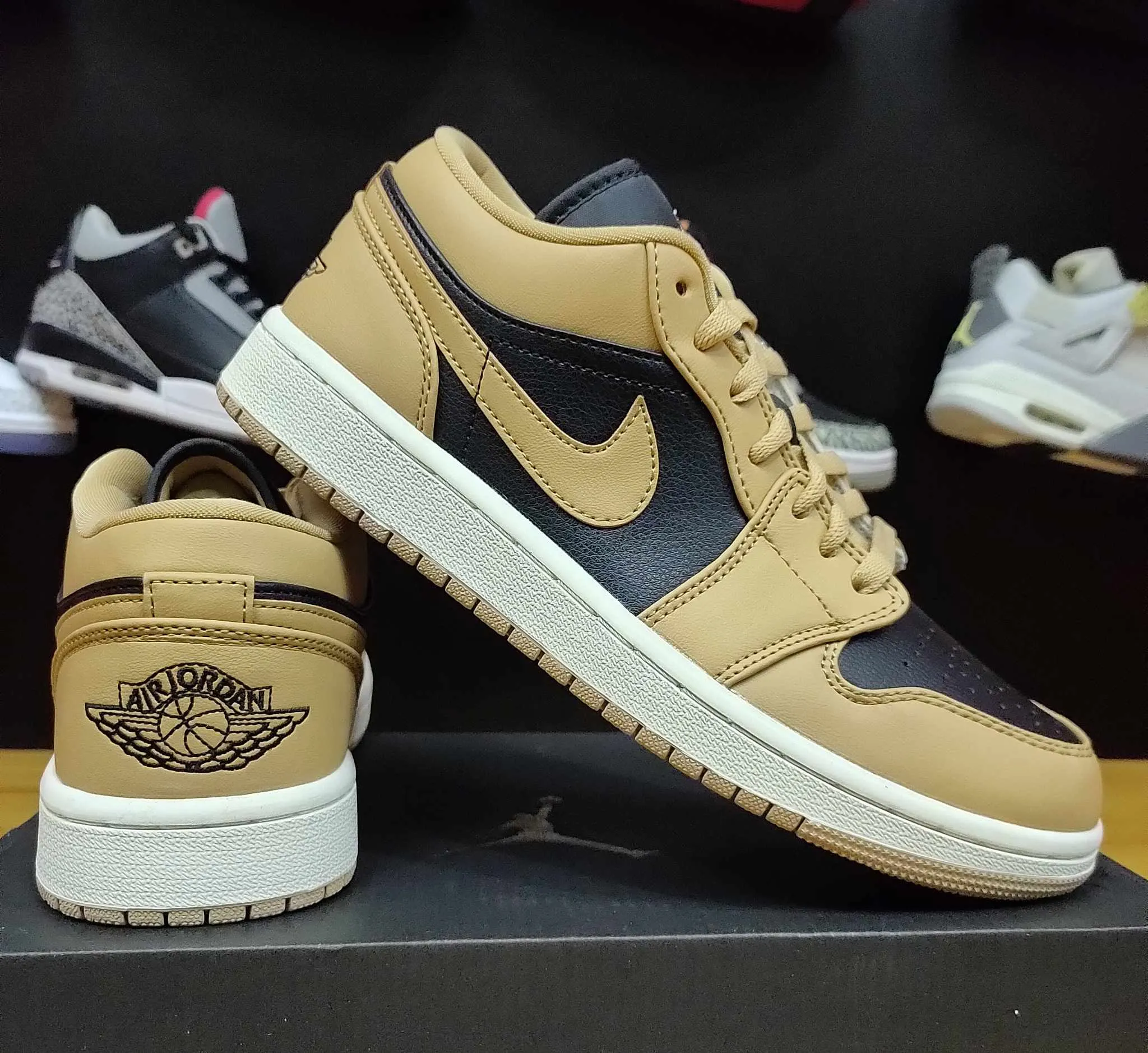 Jordan1Low "Desert Black"