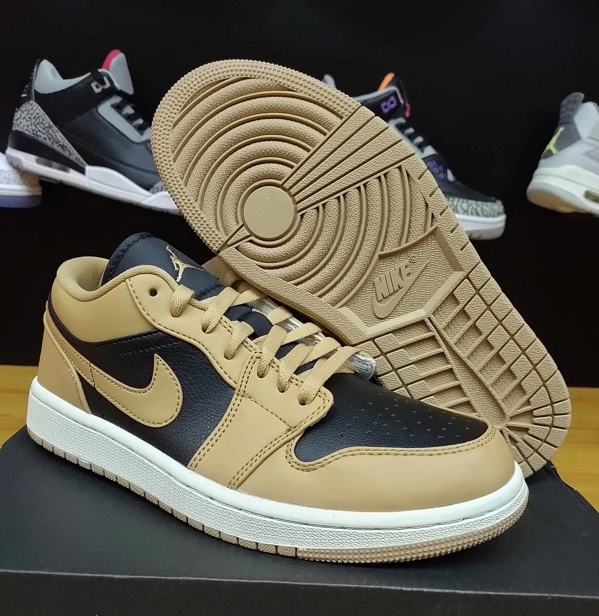 Jordan1Low "Desert Black"
