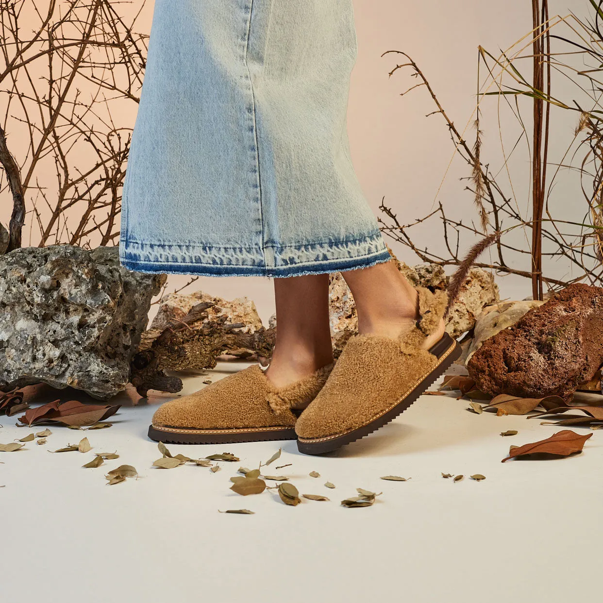 NEVADA SAND SHEARLING MULES